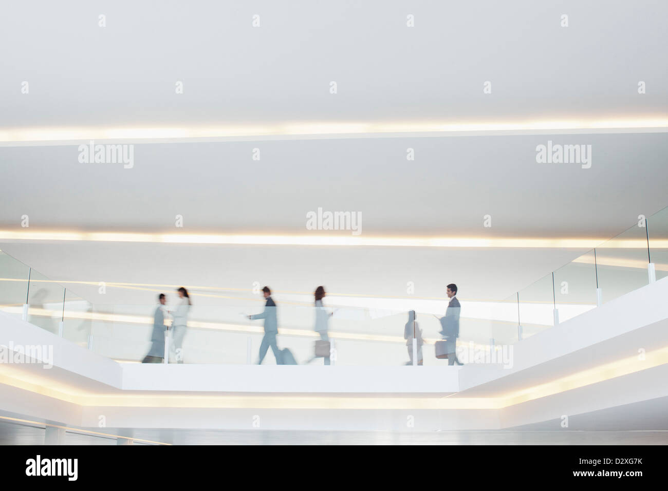 Geschäftsleute, die entlang der erhöhten Laufsteg in Flughafen Stockfoto