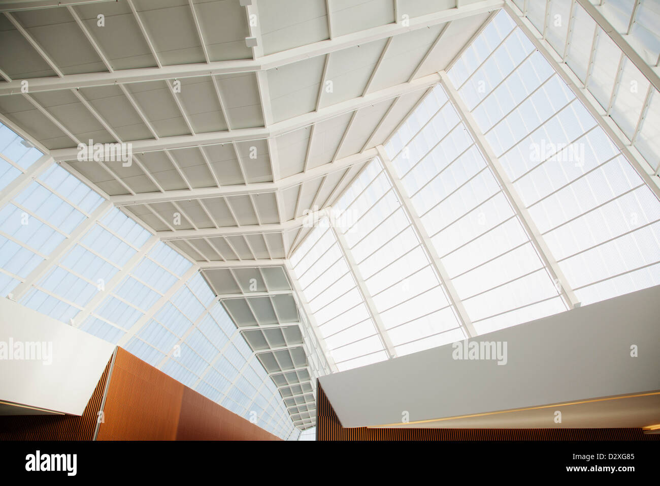Decke und Fenstern des modernen Büros Stockfoto