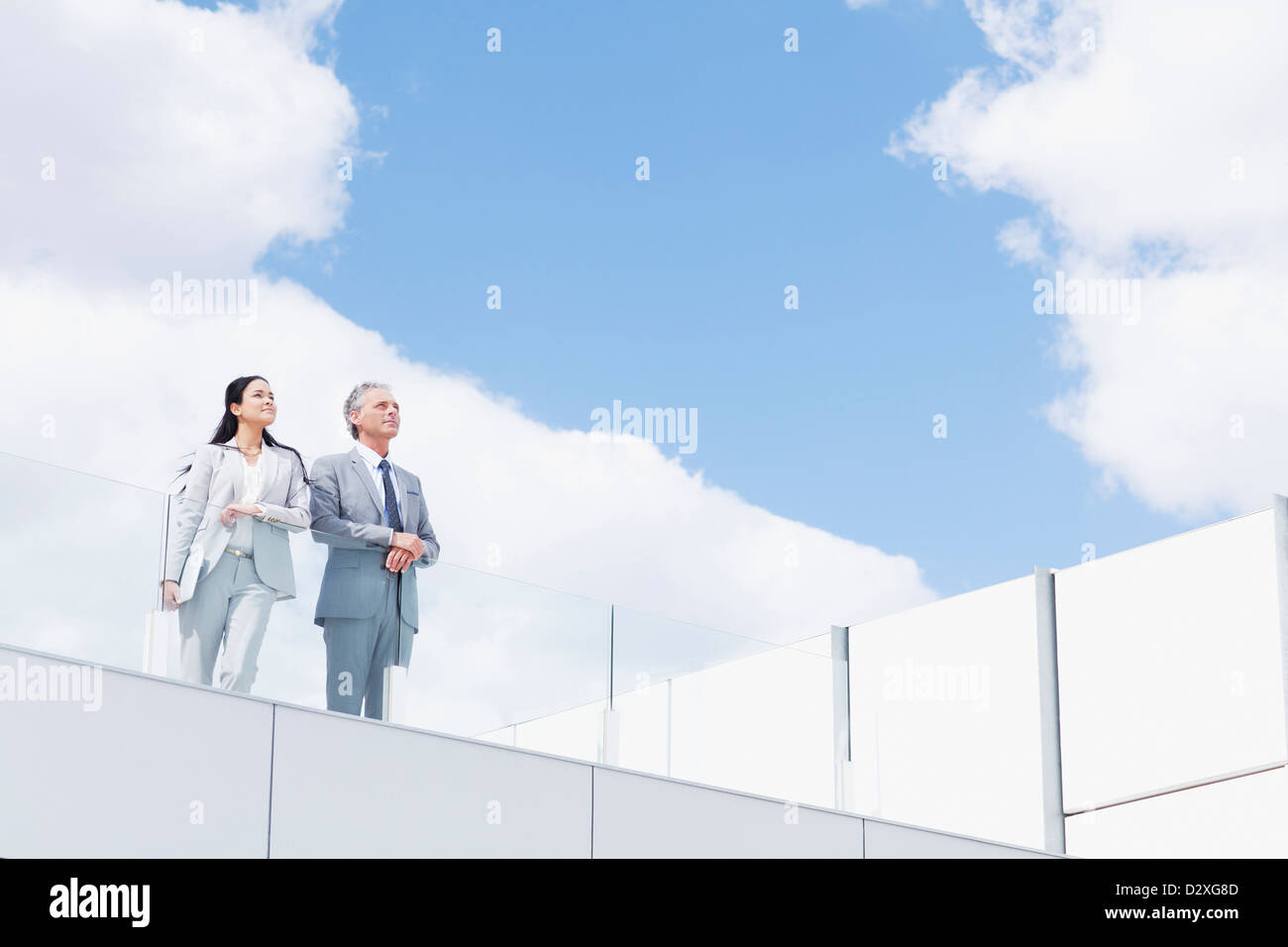 Geschäftsmann und Geschäftsfrau auf Balkon Stockfoto