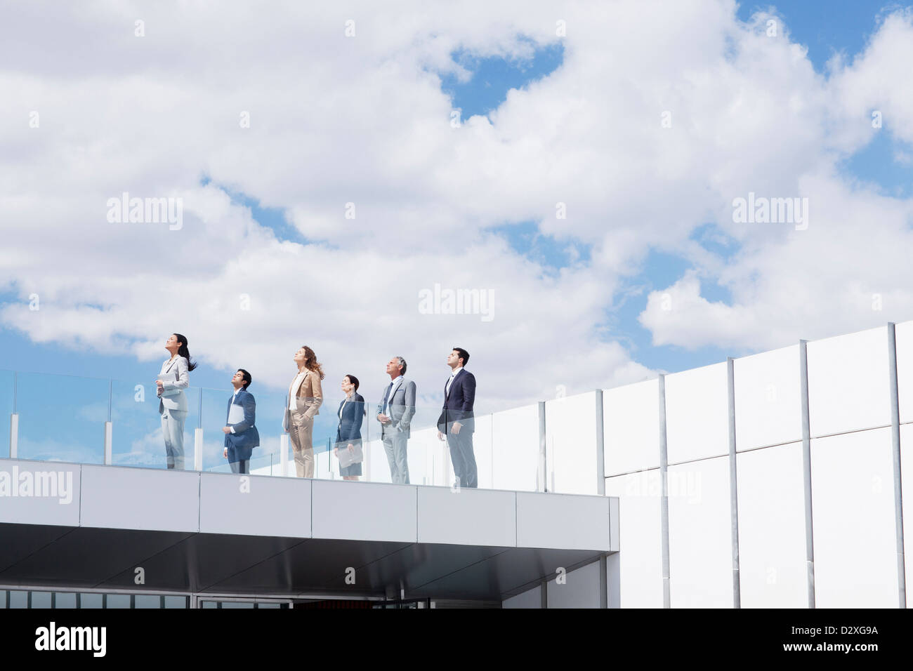 Geschäftsleute auf Dach Balkon blickte auf sky Stockfoto