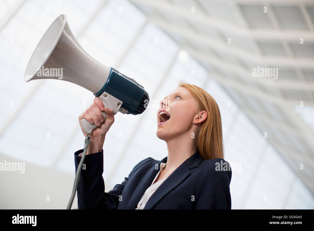 Geschäftsfrau in Megaphon schreien Stockfoto