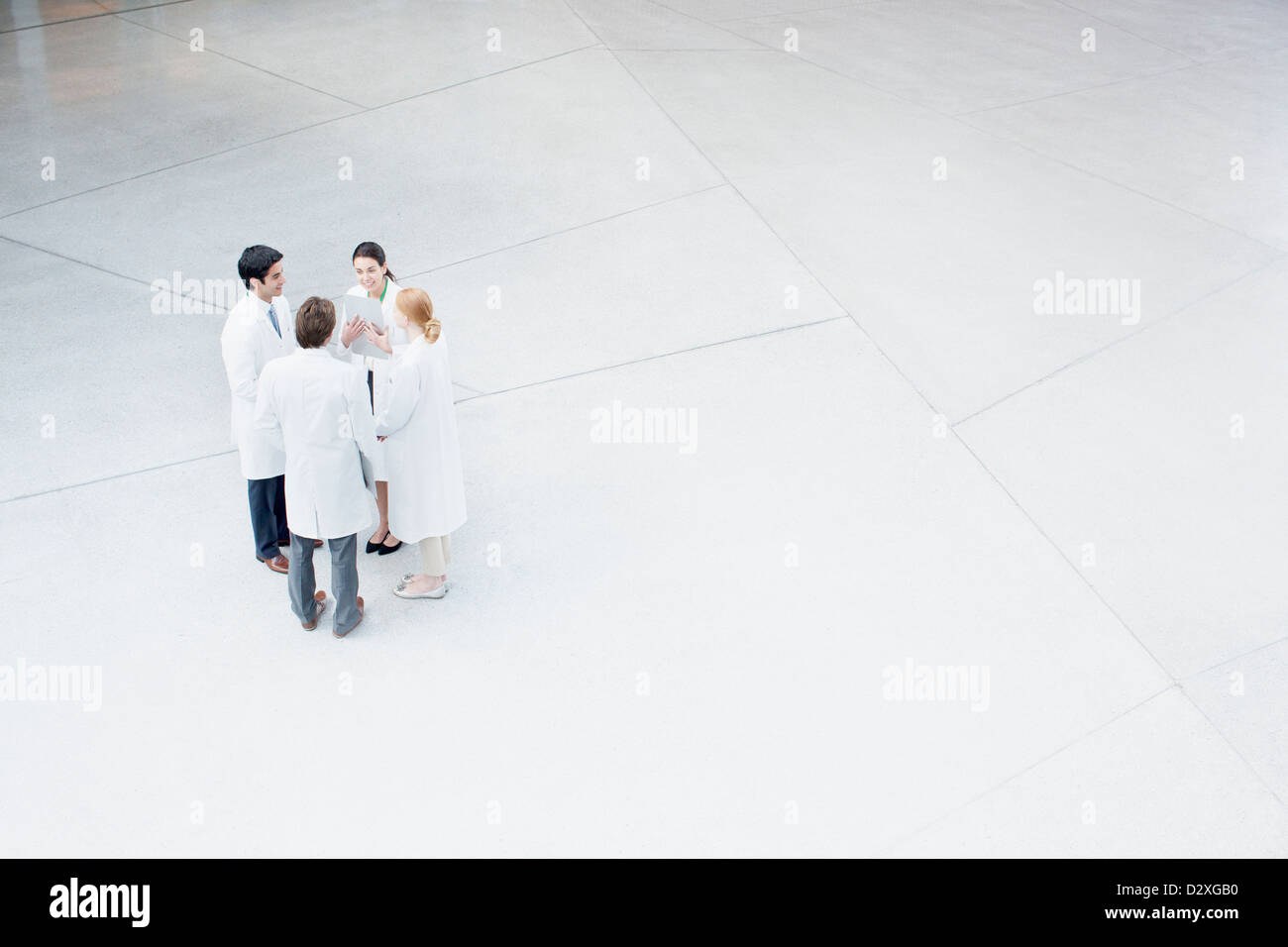 Ärzte sprechen in lobby Stockfoto