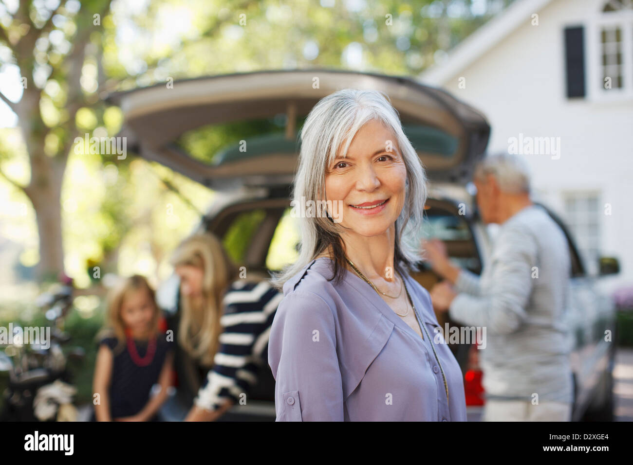 Ältere Frau lächelnd im freien Stockfoto