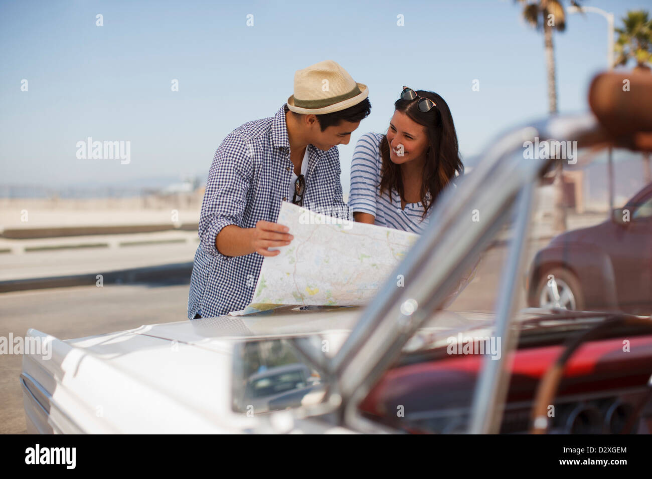 Paar lesen Fahrplan für Cabrio Stockfoto