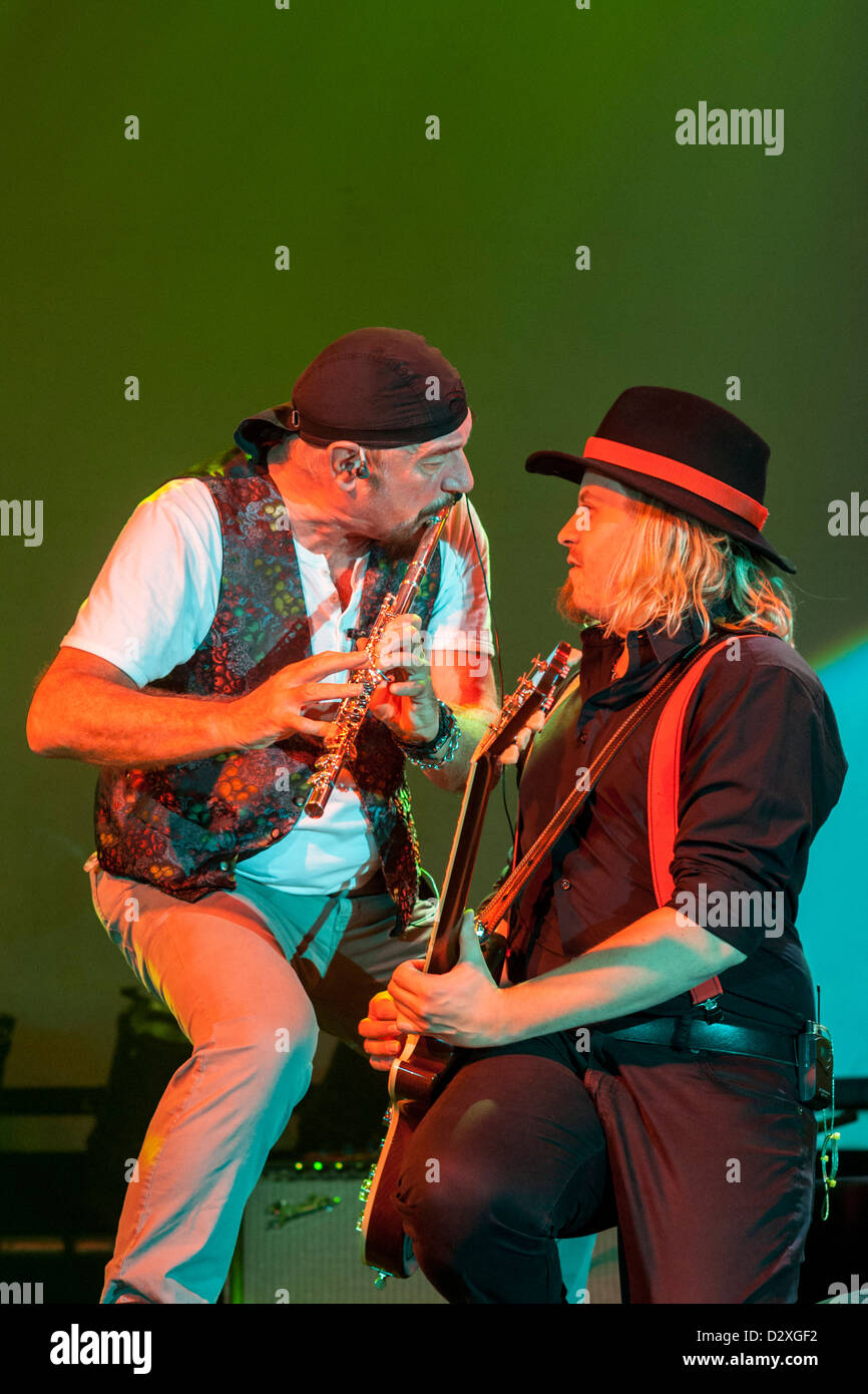 Flötist und Sänger Ian Anderson von Jethro Tull Ruhm mit seinem Gitarristen Florian Ophale, auf der Bühne. Stockfoto