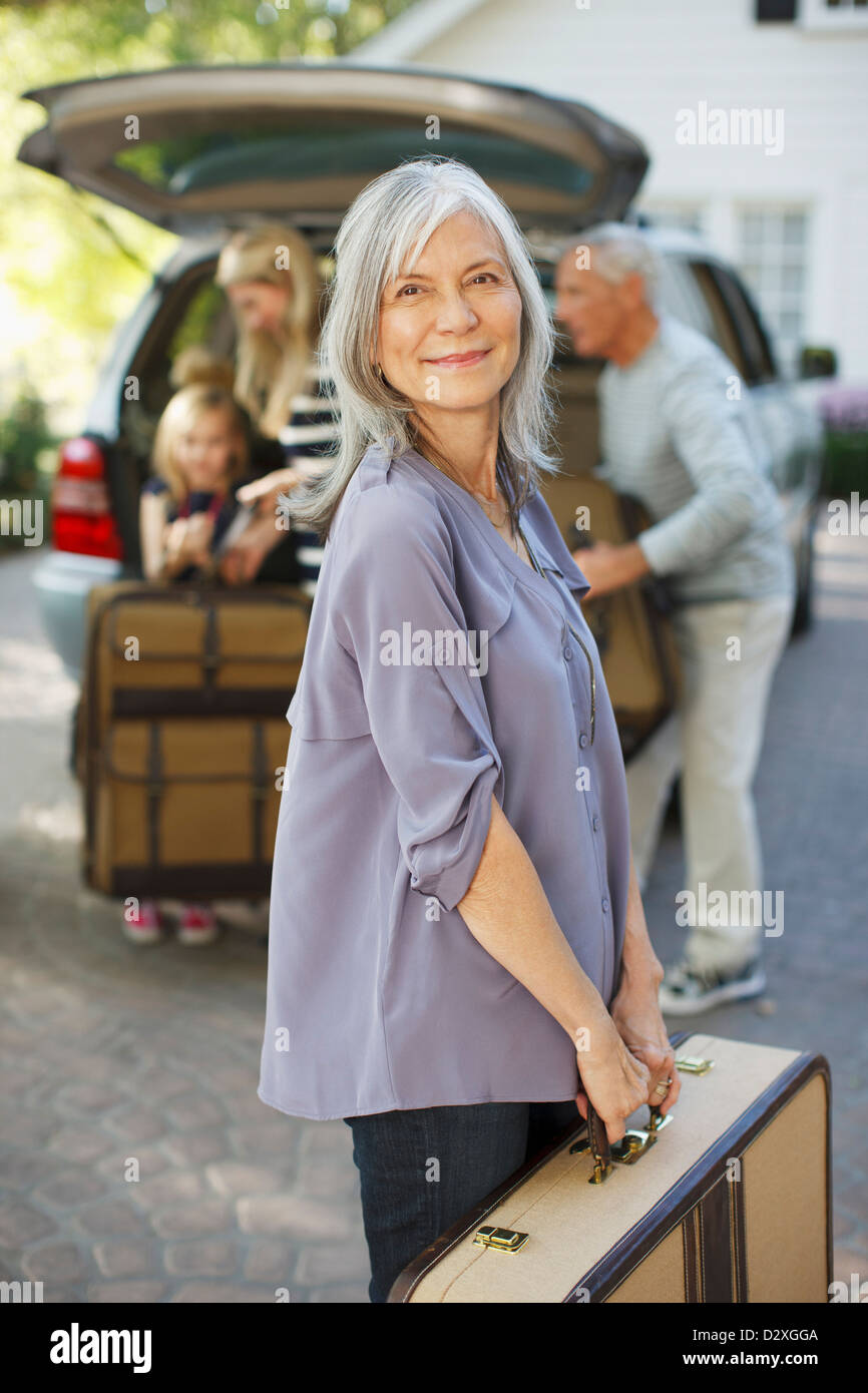 Frau mit Koffer, Stamm Stockfoto