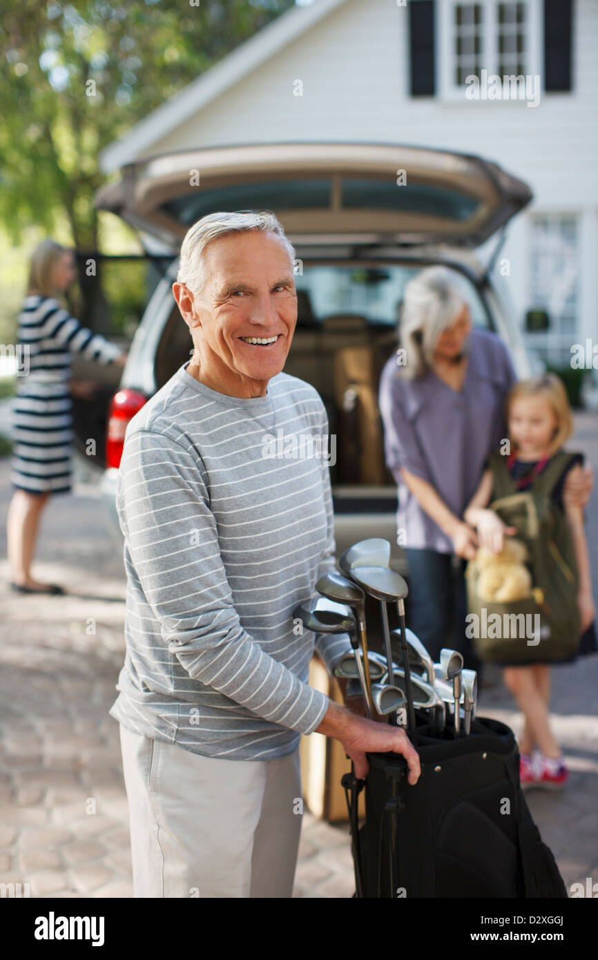 Älterer Mann mit Golfschläger in Tasche Stockfoto