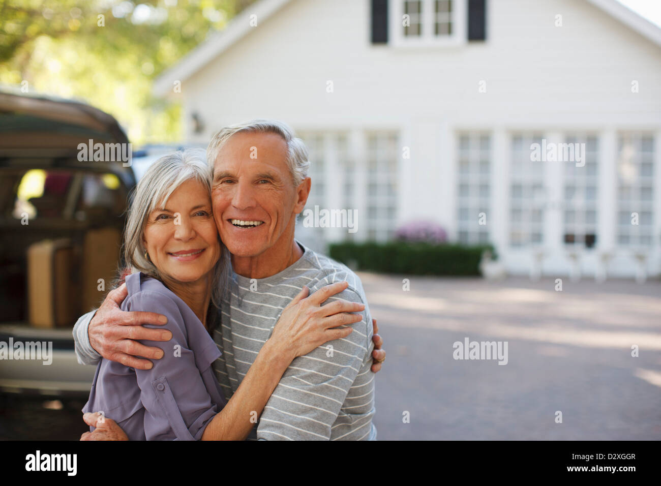 Älteres Ehepaar im freien umarmt lächelnd Stockfoto
