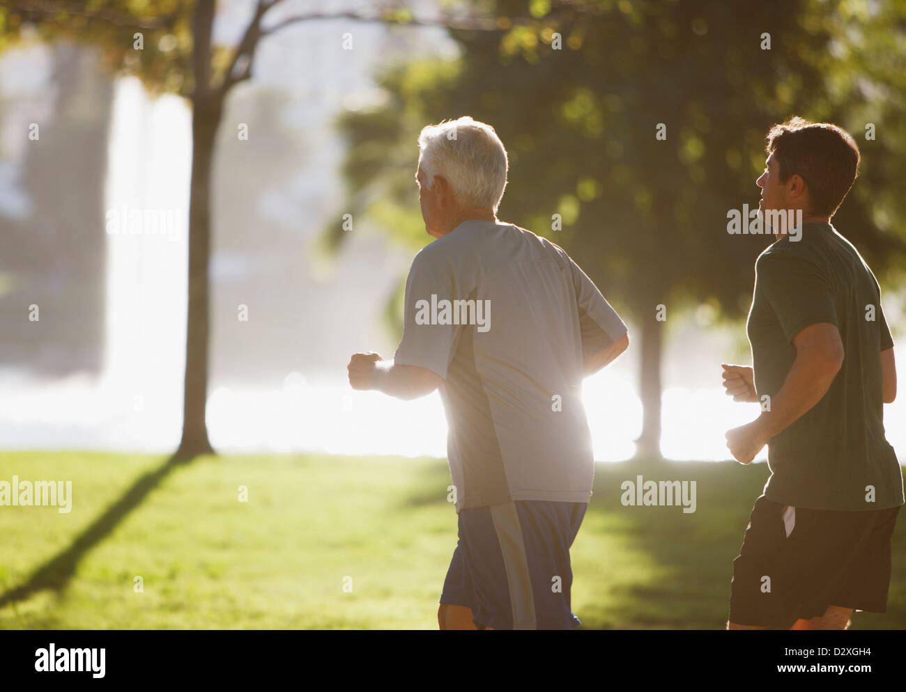 Ältere Männer zusammen im Park Joggen Stockfoto