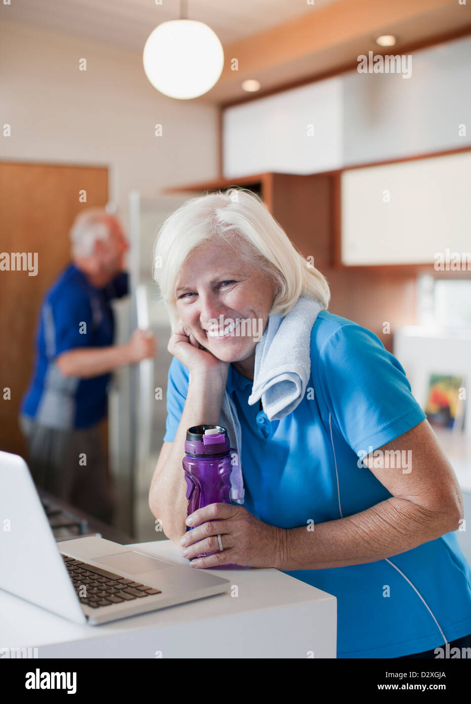 Ältere Frau mit Laptop nach Training Stockfoto