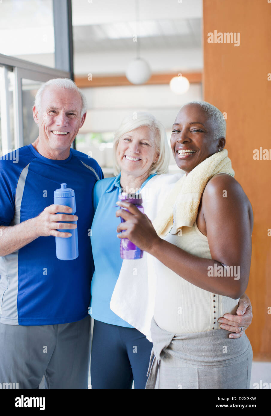 Ältere Menschen Trinkwasser nach Training Stockfoto