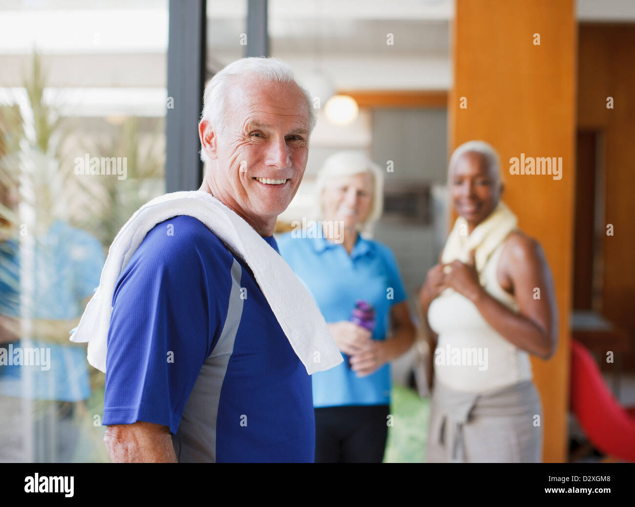 Lächelnde ältere Mann mit Handtuch Stockfoto
