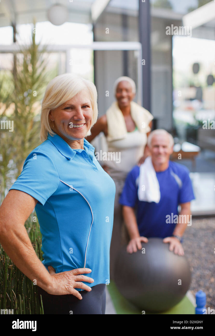 Ältere Freunde zusammen trainieren Stockfoto