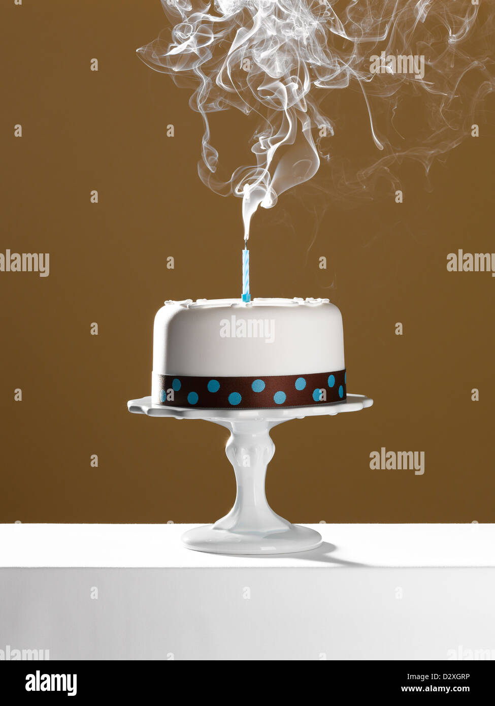 Erloschener Geburtstag Kerze auf der Geburtstagstorte Stockfoto