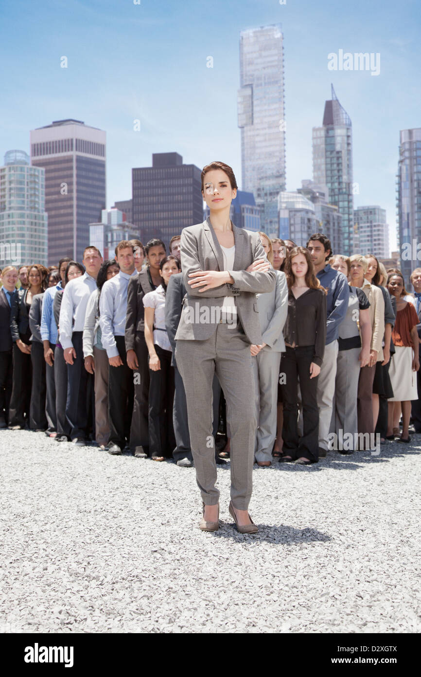 Porträt von zuversichtlich Geschäftsfrau mit Geschäftsleuten im Hintergrund Stockfoto