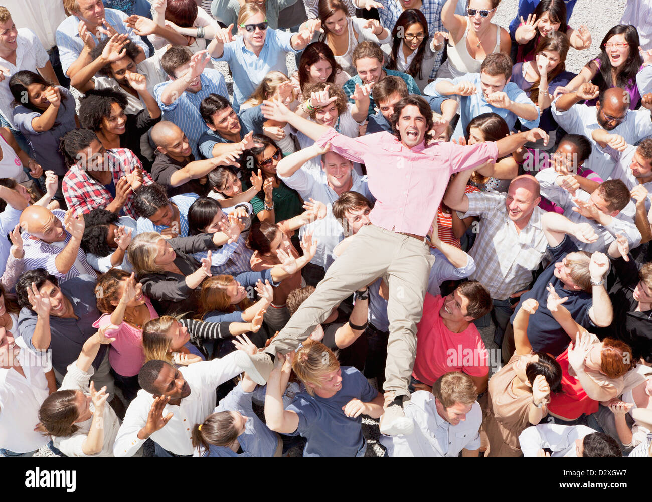 Porträt von begeisterten Mann Crowdsurfing Stockfoto