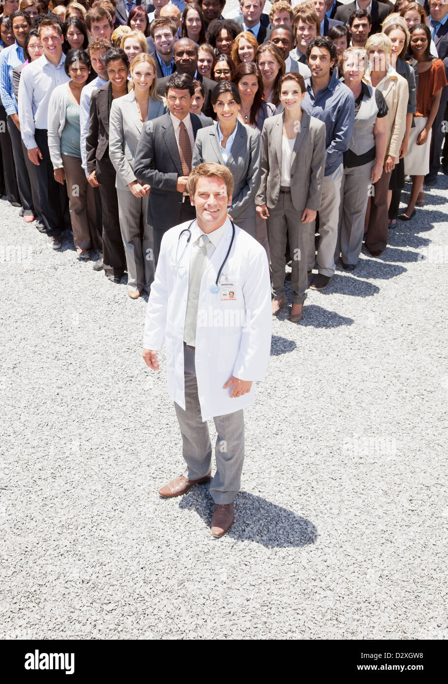 Porträt von zuversichtlich Arzt mit Geschäftsleuten im Hintergrund Stockfoto