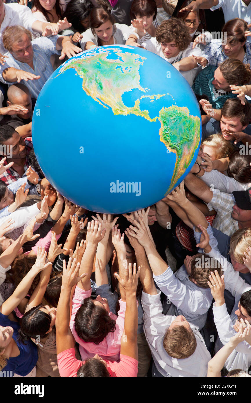 Menschenmenge erreichen für globe Stockfoto
