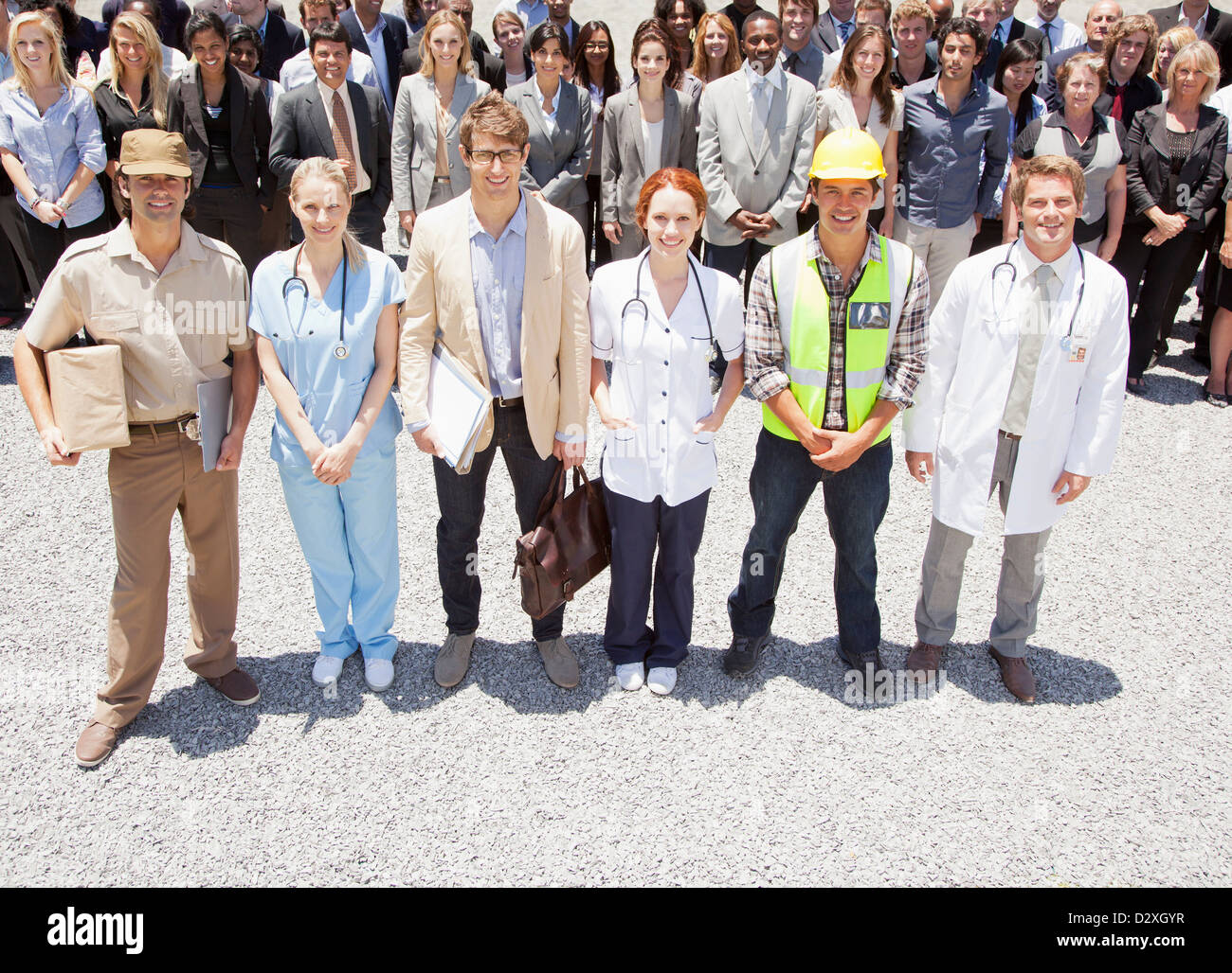 Porträt des Lächelns Fachkräfte und Arbeiter mit Geschäftsleuten im Hintergrund Stockfoto