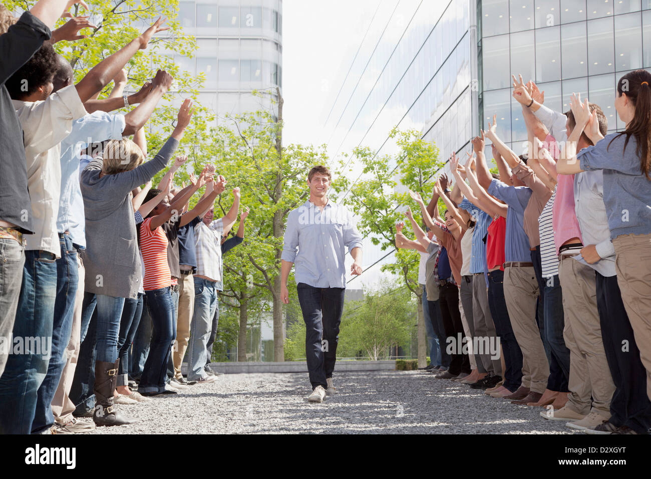 Mann zu Fuß zwischen den jubelnden Menge Stockfoto