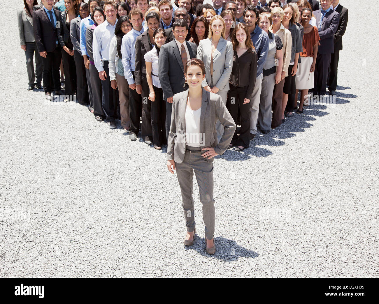 Porträt von zuversichtlich Geschäftsfrau mit Team von Geschäftsleuten im Hintergrund Stockfoto