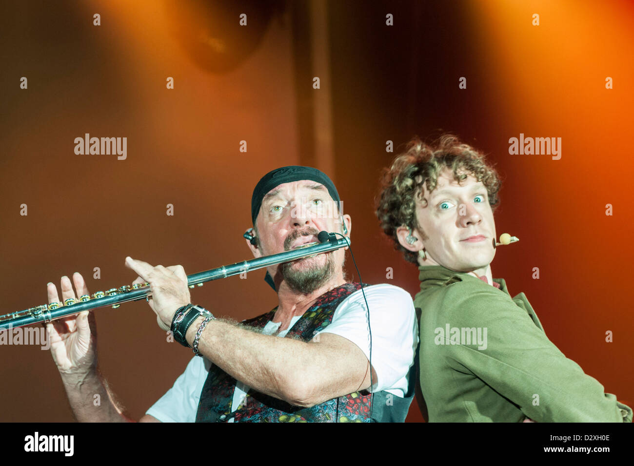 Flötist und Sänger Ian Anderson und Sänger Ryan O'Donnell, der Ian Anderson touring Band Live auf der Bühne in Tel Aviv, Israel Stockfoto