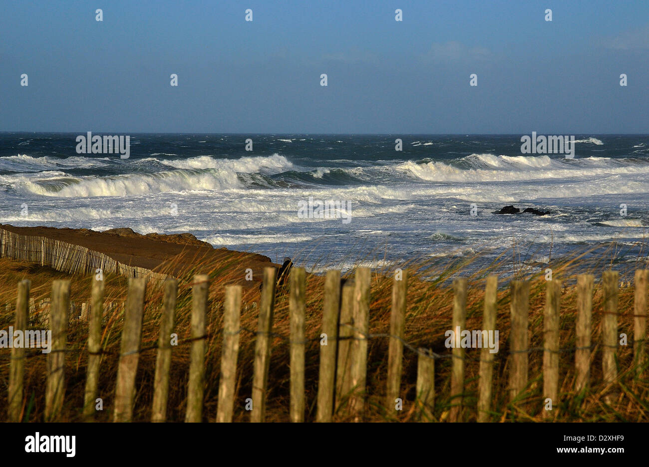 Flut, in der Nähe von Port Blanc Beach, an der wilden Küste von Quiberon-Halbinsel (Bretagne, Frankreich). Stockfoto