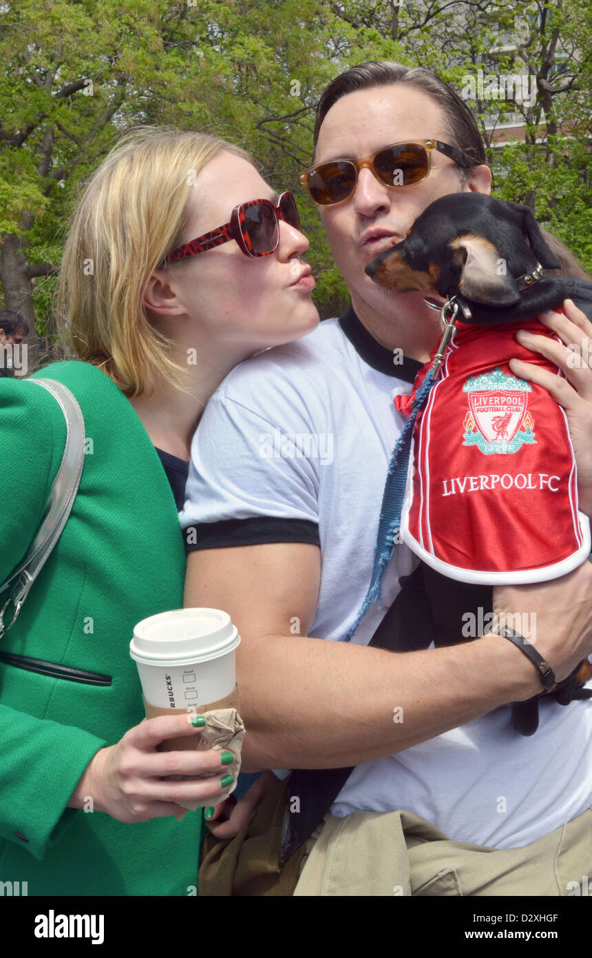 Ein Ehepaar und ihr Hund; Dackel-Tag im Washington Square Park in New York City Stockfoto