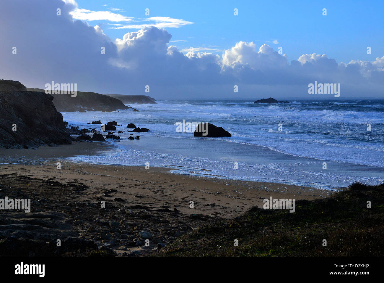 Starker Wellengang auf der wilden Küste von Quiberon-Halbinsel, Port Blanc beach (Bretagne, Frankreich). Stockfoto