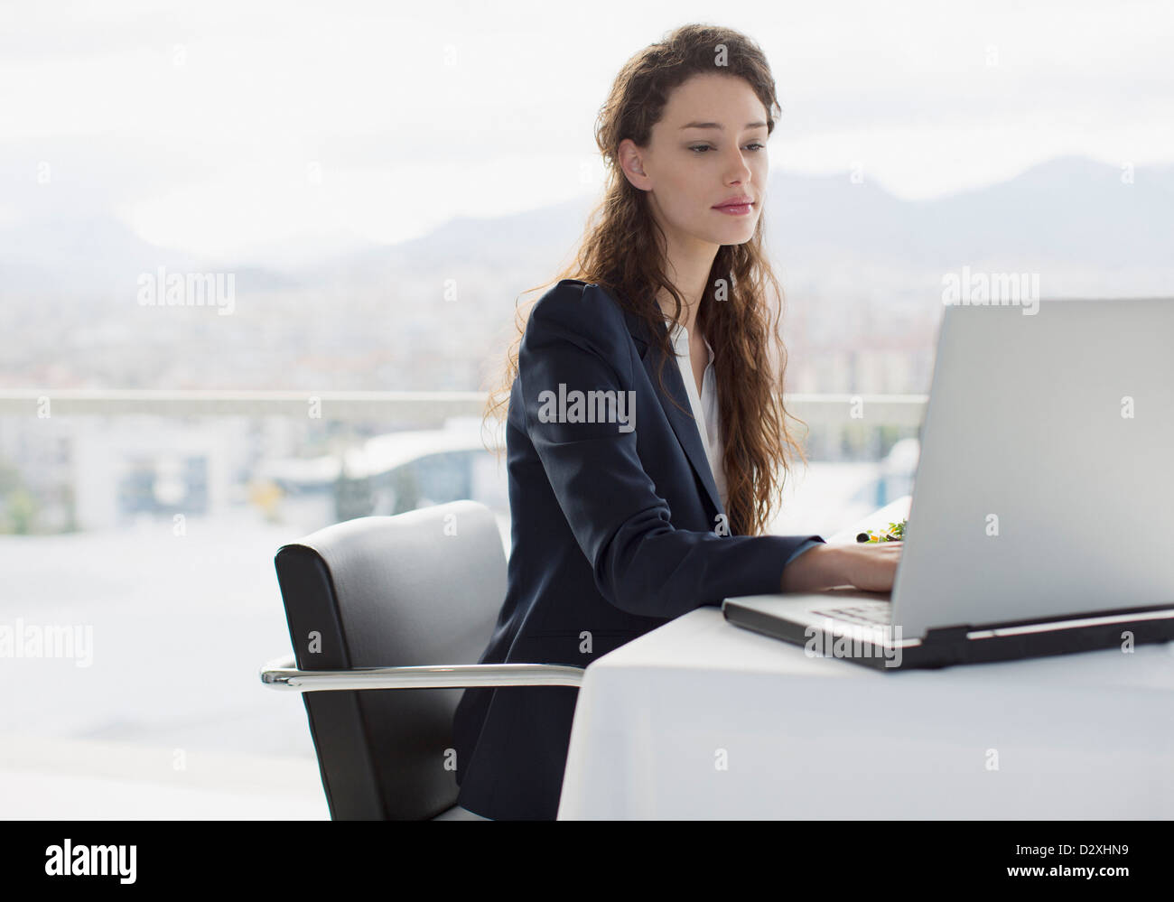 Geschäftsfrau mit Laptop im Büro Stockfoto