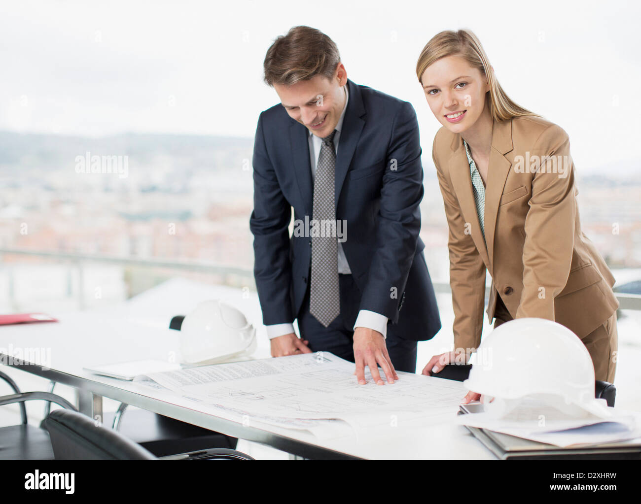 Architekten, die Überprüfung der Baupläne am Schreibtisch Stockfoto