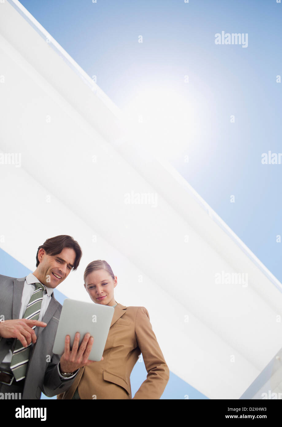 Sonne über lächelnde Geschäftsmann und Geschäftsfrau mit digital-Tablette Stockfoto