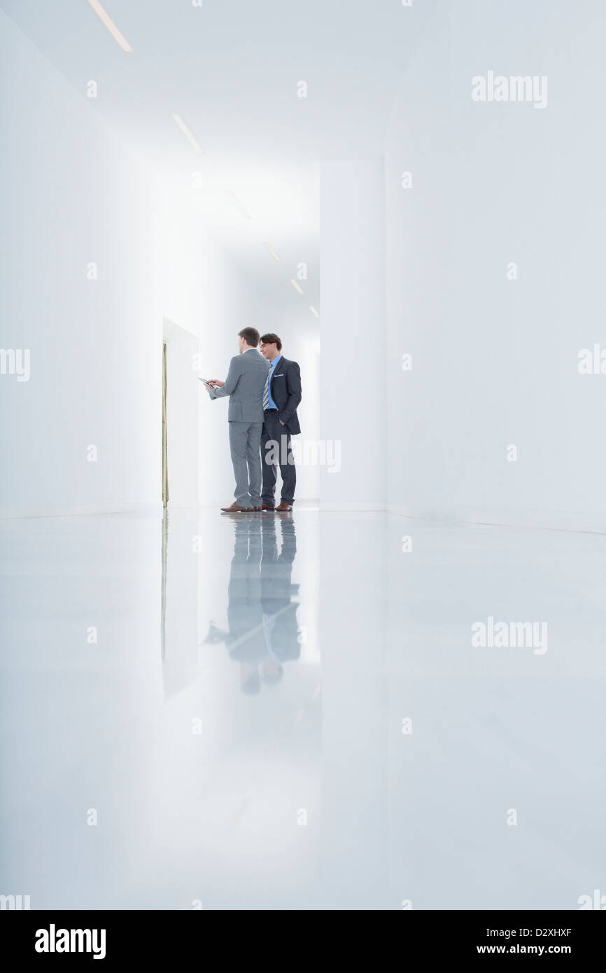 Geschäftsleute mit digital-Tablette im Korridor Stockfoto