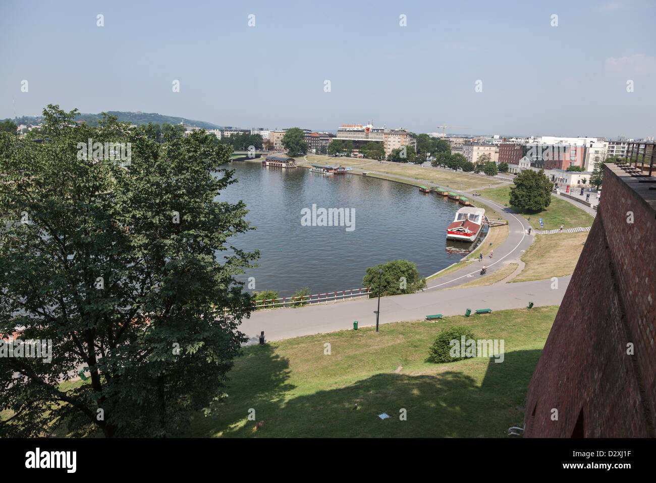 Fluss Wisla unter Wawel-Hügel und Schloss im Zentrum von Krakau, Polen Stockfoto