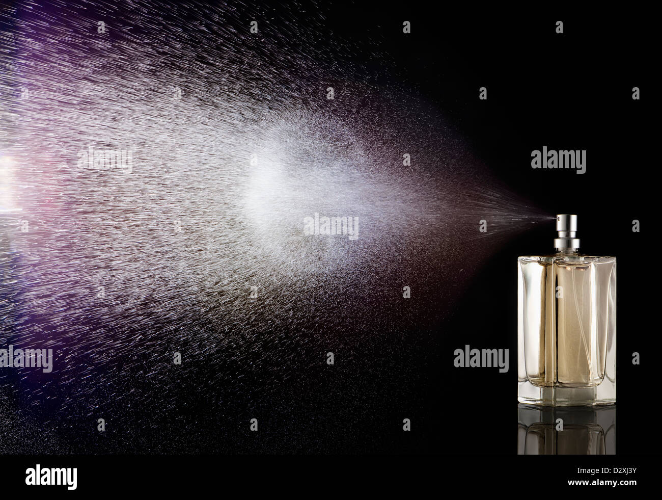 Parfüm Sprühen aus der Flasche Stockfoto