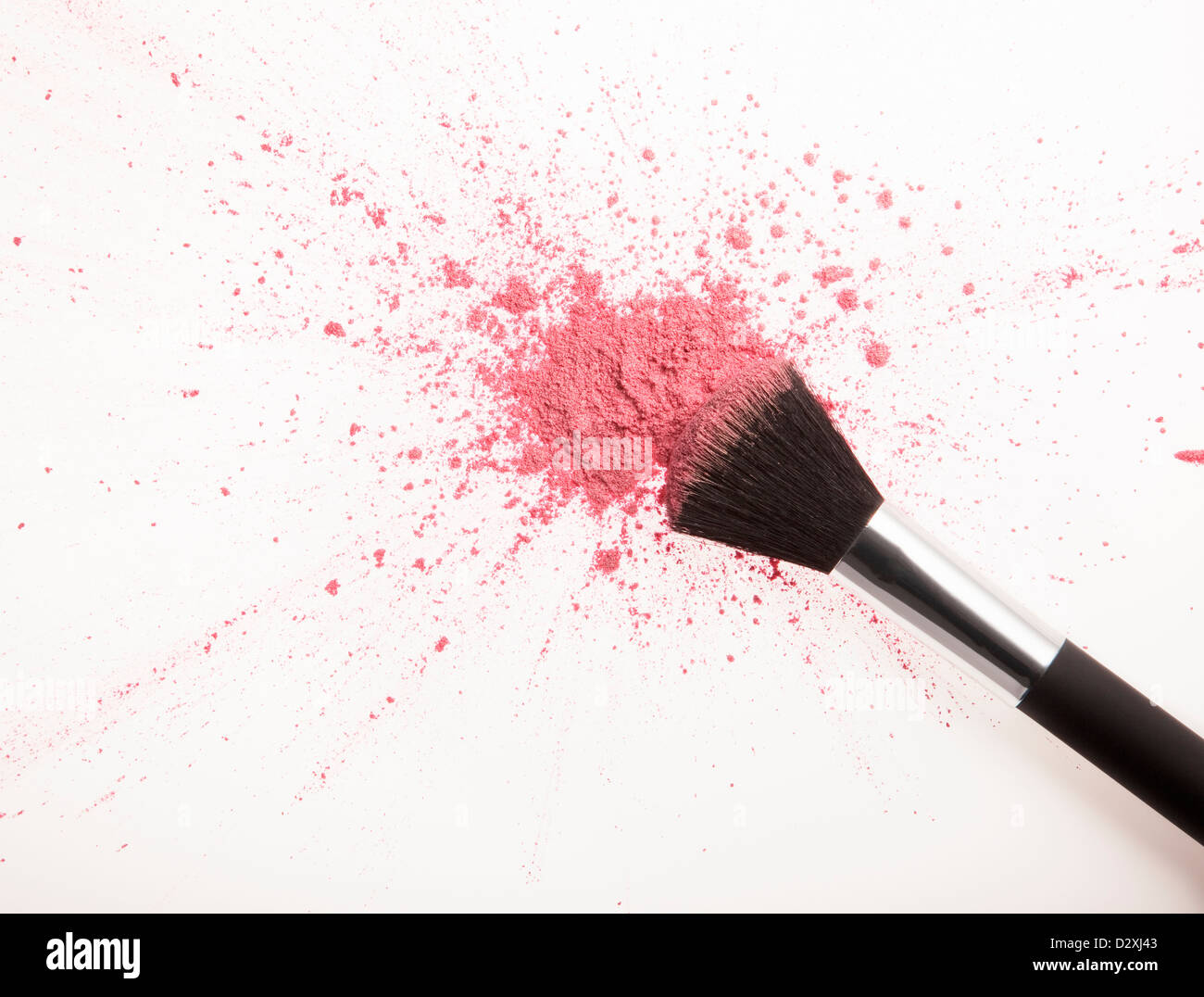 Make-up Pinsel und rosa Blush Puder splatter Stockfoto