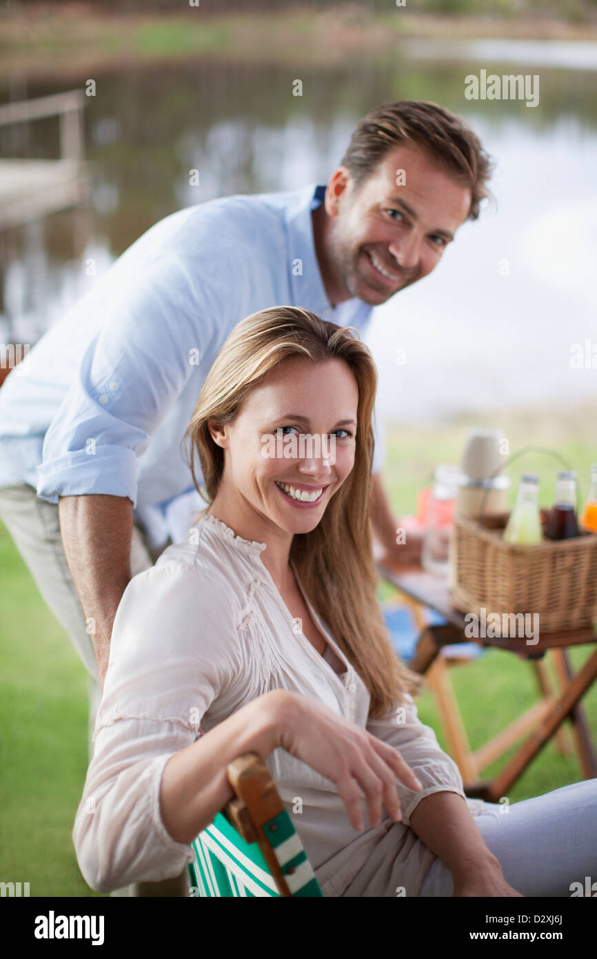 Porträt des Lächelns paar genießen Picknick am See Stockfoto