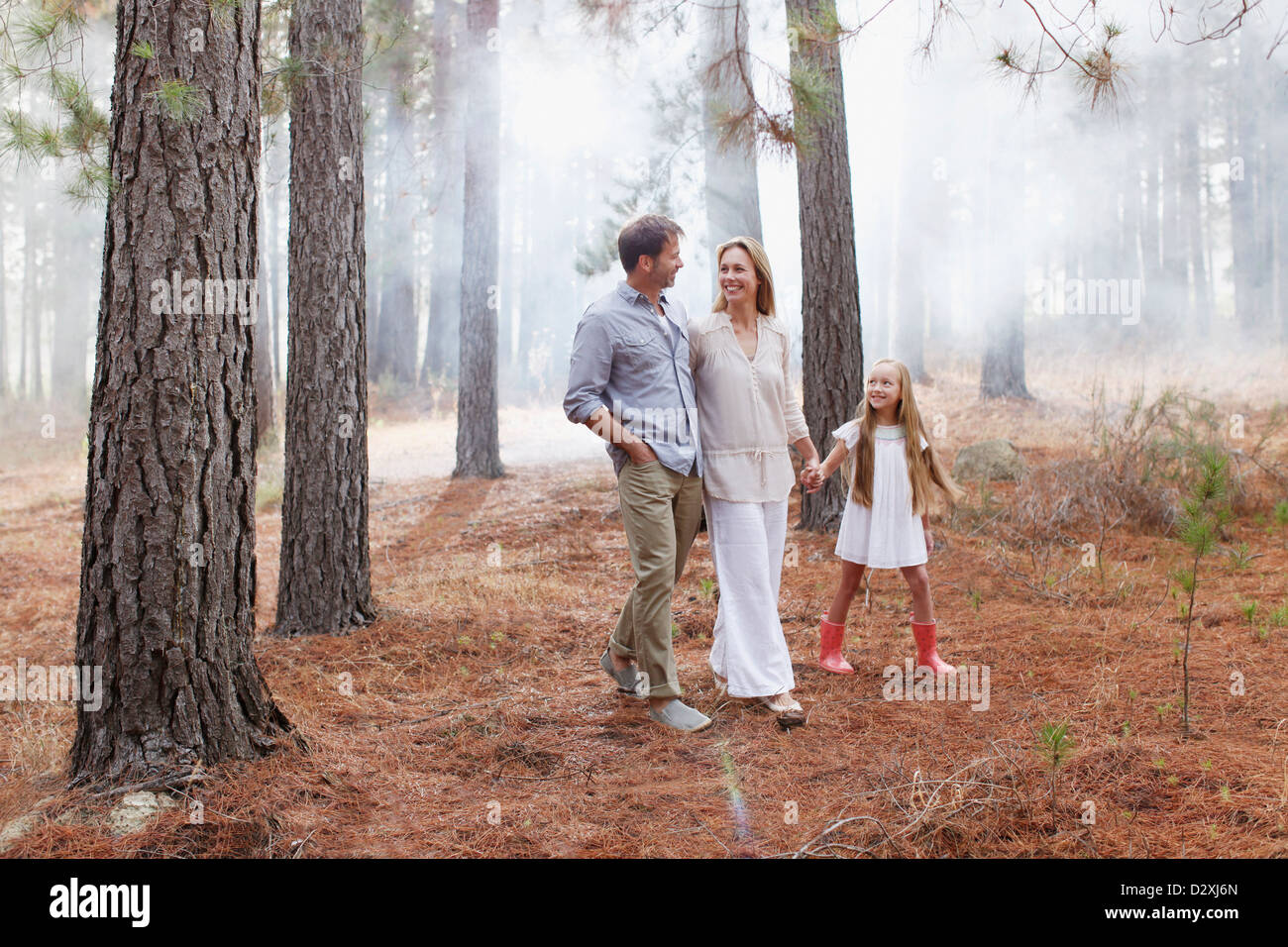 Glückliche Familie Wandern in Wäldern Stockfoto