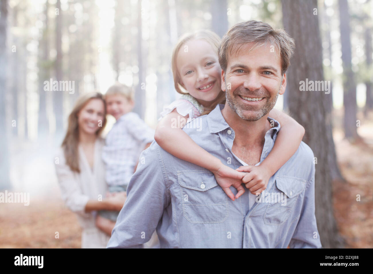 Porträt des Lächelns Familie im Wald Stockfoto