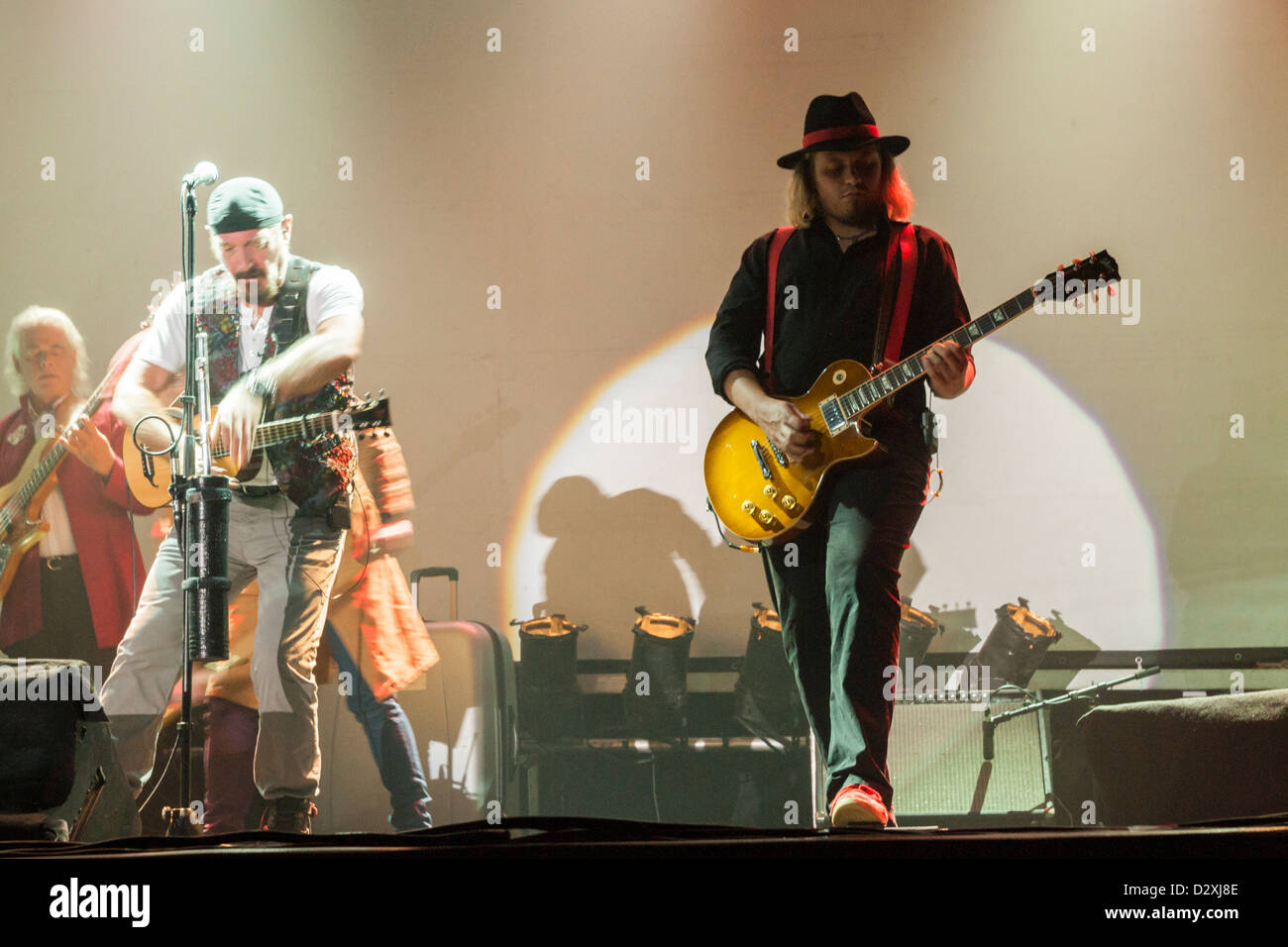 Flötist und Sänger Ian Anderson von Jethro Tull Ruhm mit seinem Gitarristen Florian Ophale und Bassist David Goodier auf der Bühne, 2012 Stockfoto