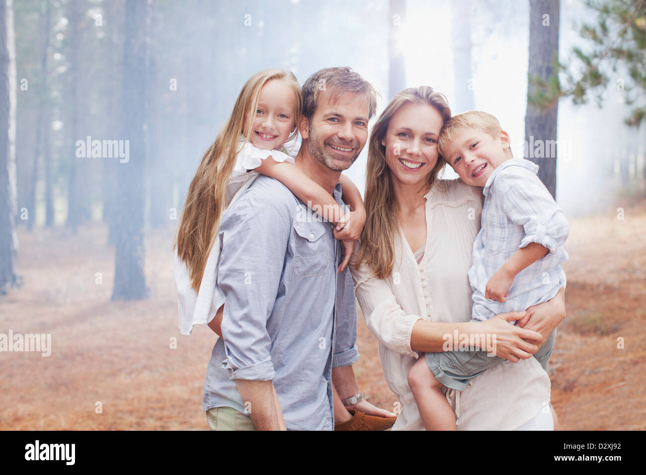 Porträt des Lächelns Familie im Wald Stockfoto