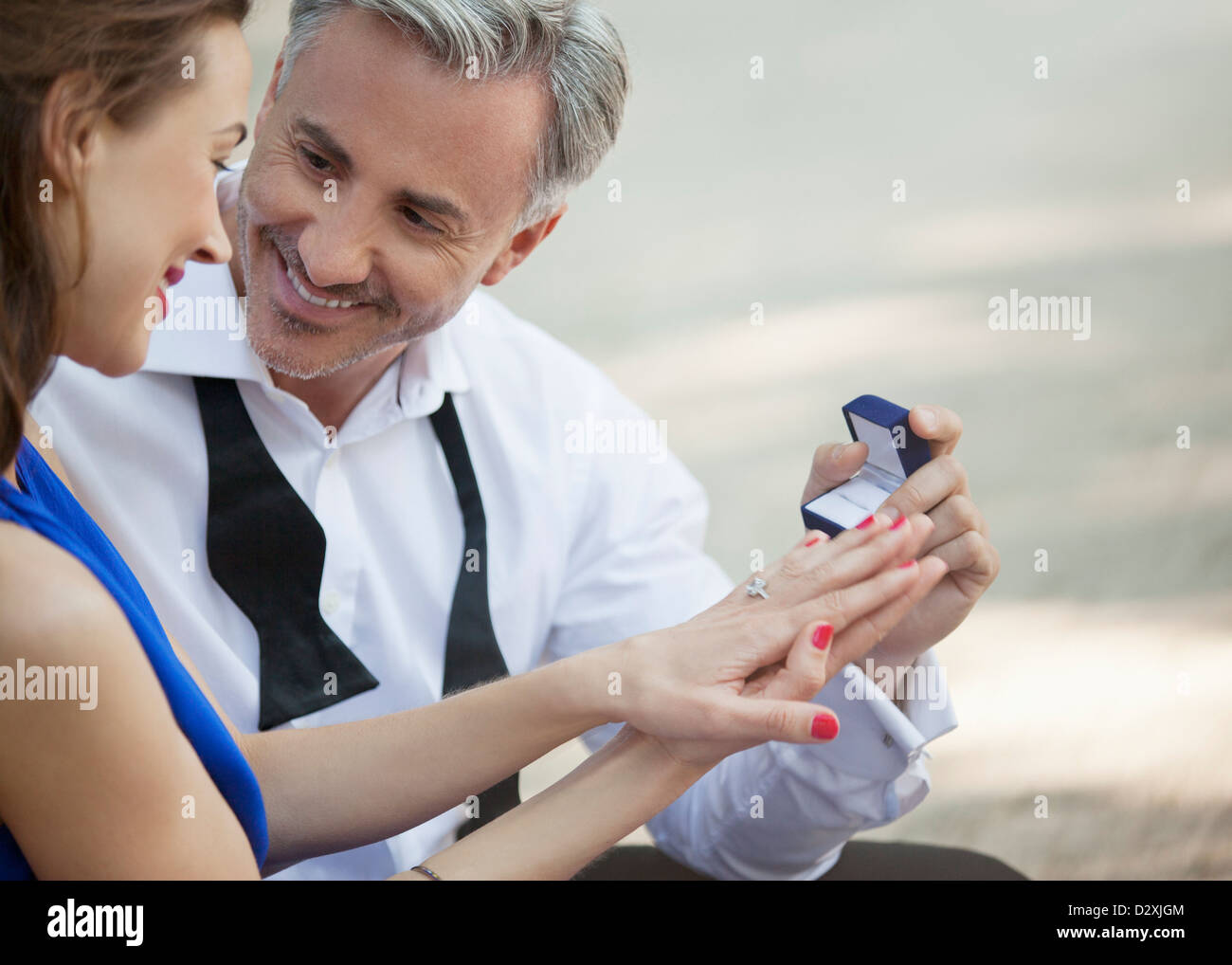 Mann mit Verlobungsring schlägt vor, Frau Stockfoto
