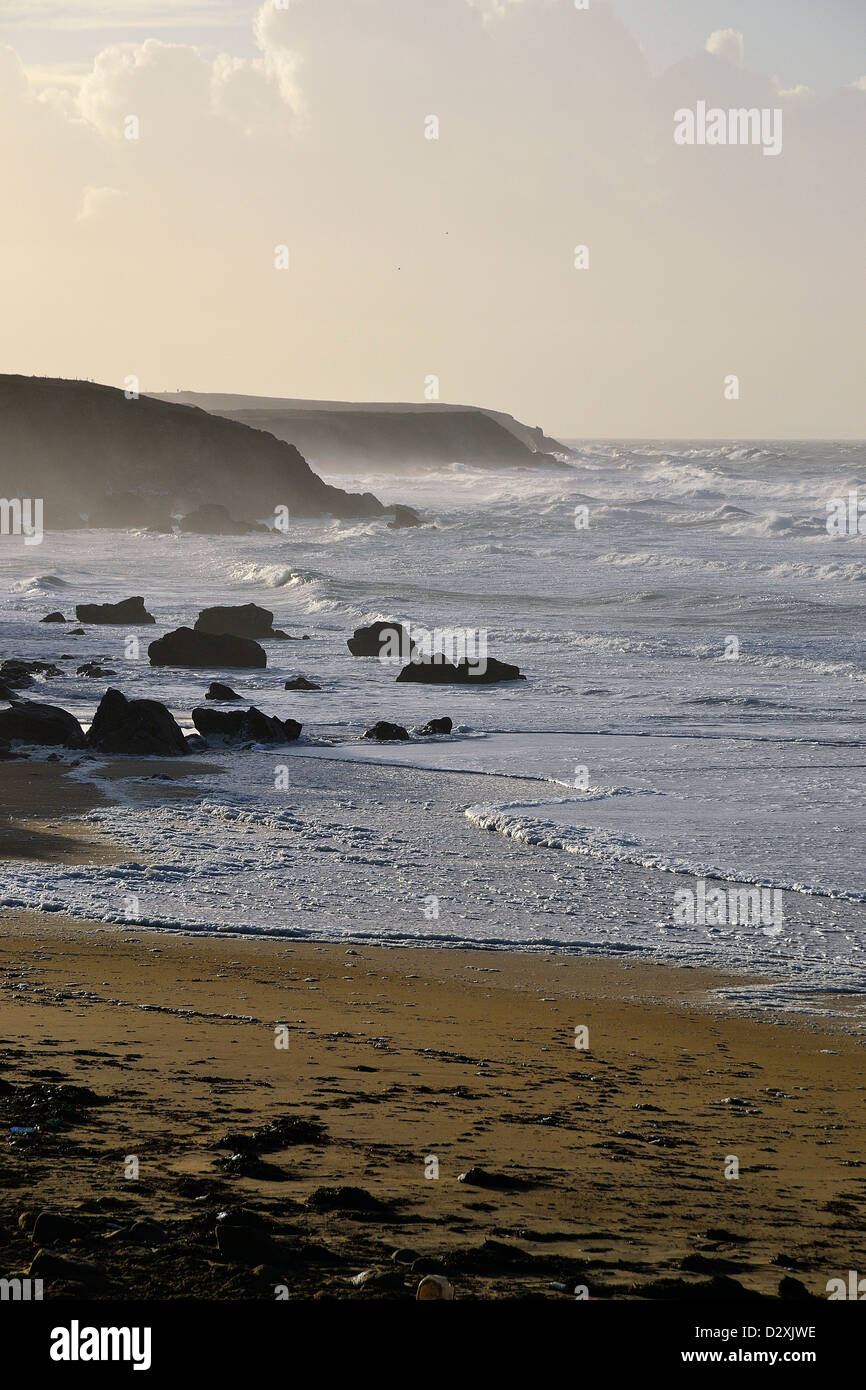 Wellen brechen nach Port Blanc Strand (Halbinsel Quiberon, Bretagne, Frankreich). Stockfoto