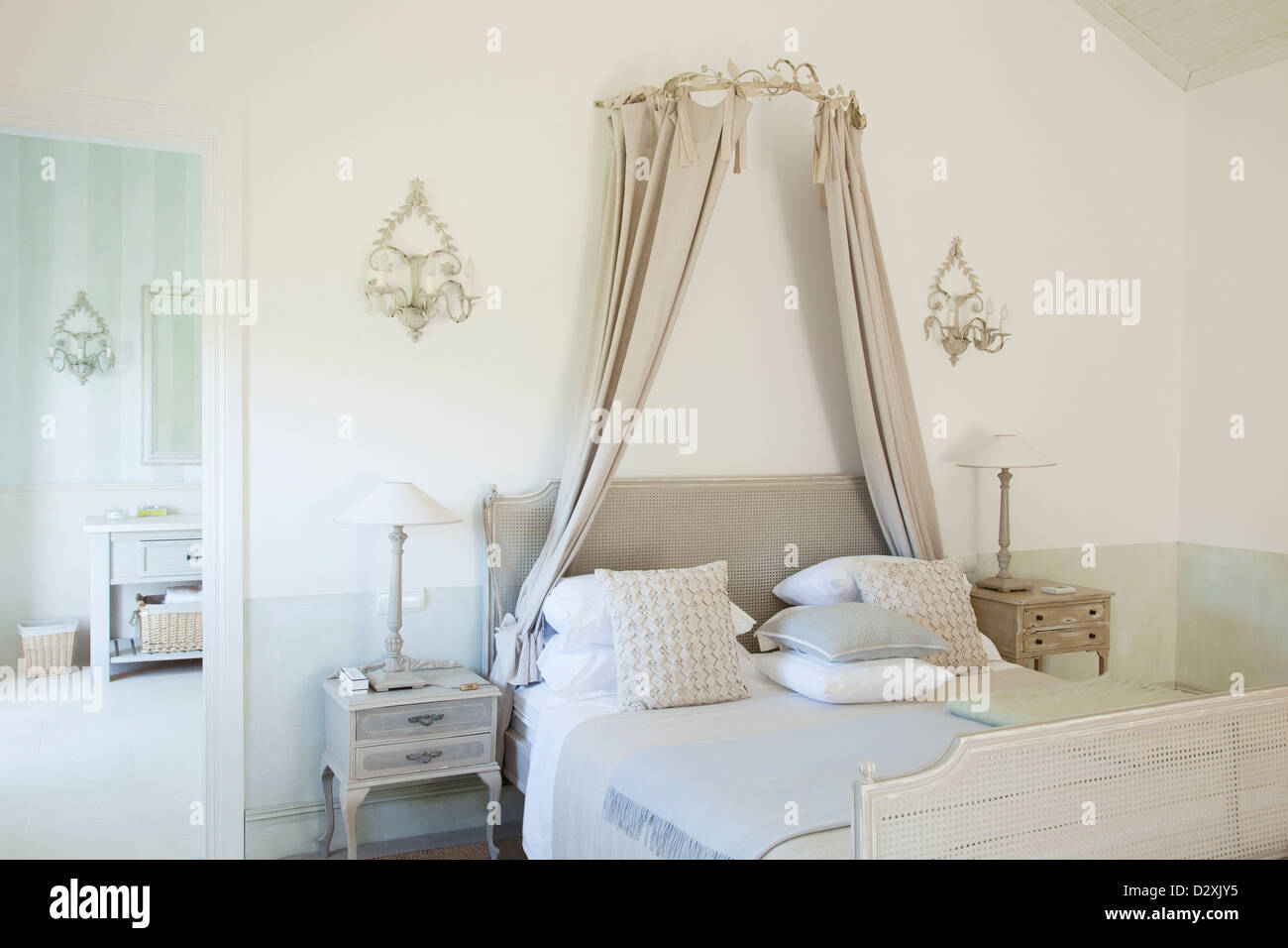 Bett mit Baldachin in Luxus Schlafzimmer Stockfoto