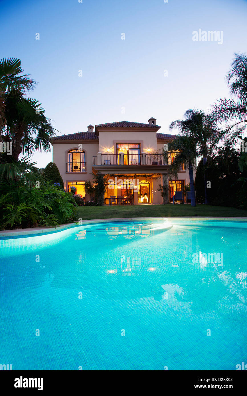 Luxus-Schwimmbad und Villa in der Abenddämmerung Stockfoto