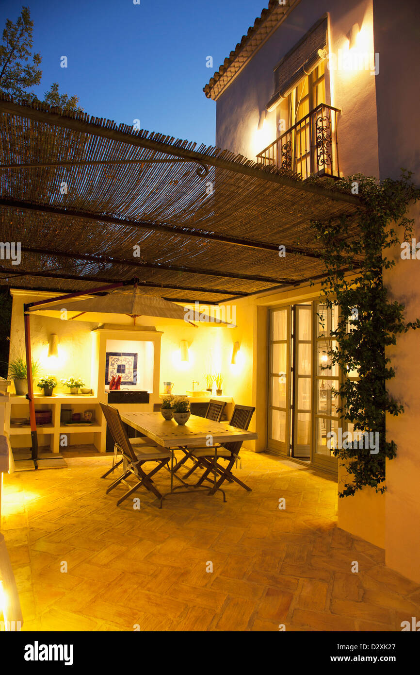Beleuchteten Innenhof des Luxus-villa Stockfoto