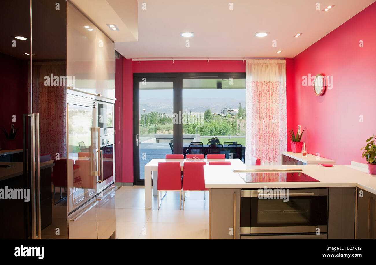 Moderne Luxus-Küche und Esszimmer Stockfoto