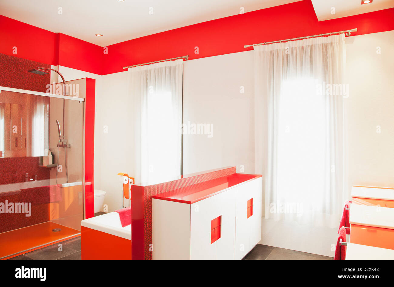 Rote und weiße moderne Luxusbad Stockfoto