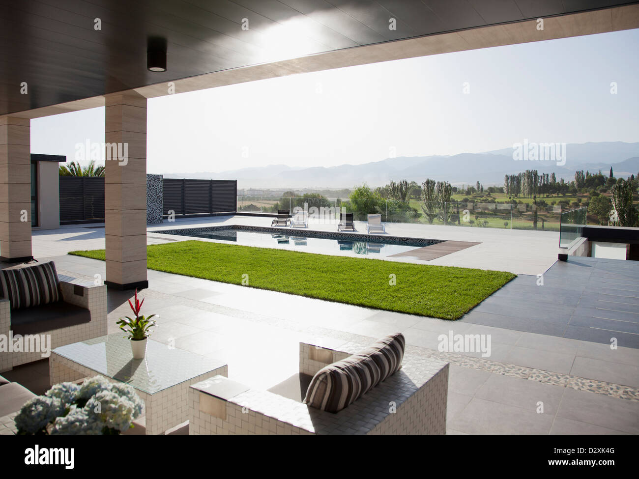 Luxus-Terrasse mit Blick auf Pool und Berge Stockfoto