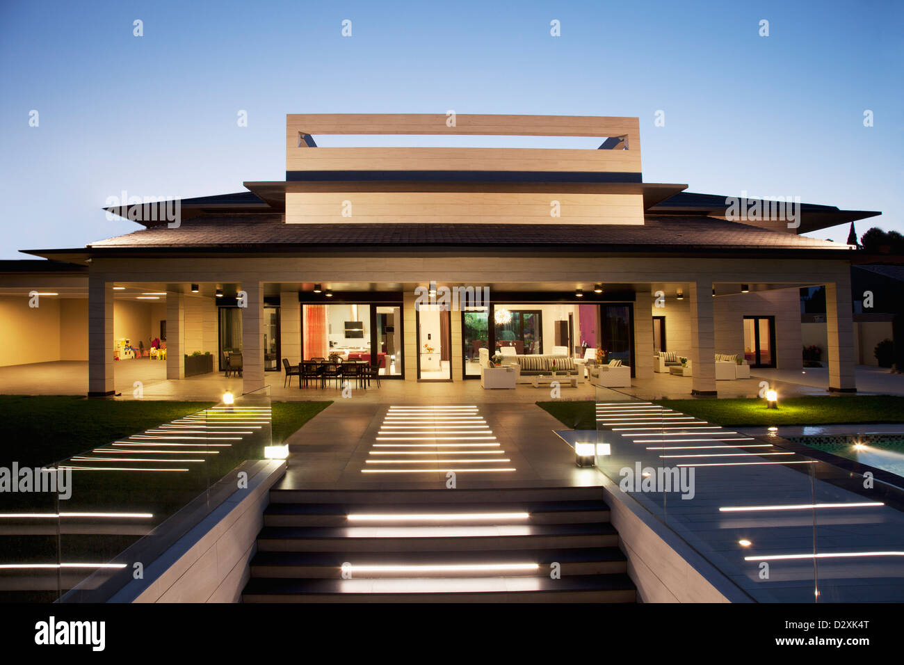 Luxus-Haus und Terrasse, die abends beleuchtet Stockfoto